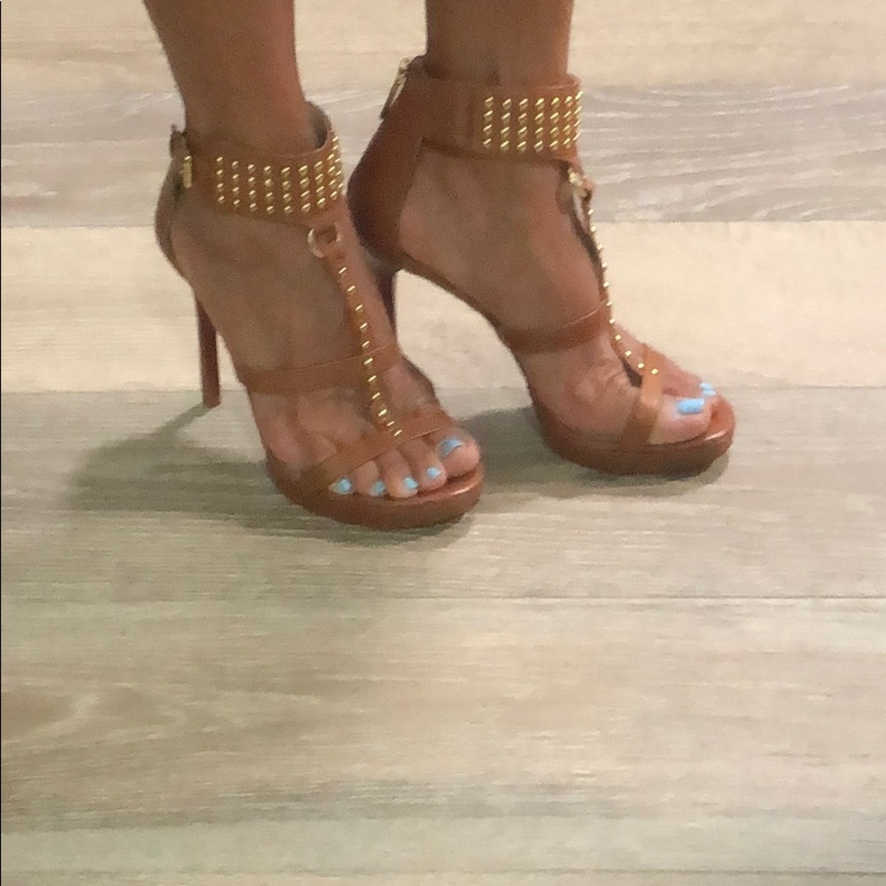 Size6 NWOT... ML strapping heels.